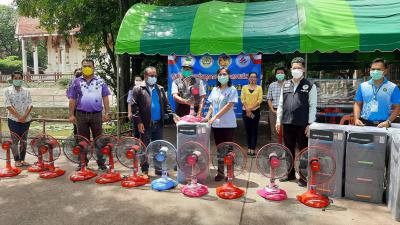เมื่อวันศุกร์ที่ 30 กรกฎาคม 2564 เวลา 14.00 น. อบต.ขามทะเลสอ นำโดยนายประพัด ขาขุนทด นายก อบต. นายวิชัย สุรินทร์ ปลัด อบต. นายอำพล โทษา รองปลัด อบต. นางวาสุณี โทษา หัวหน้าสำนักปลัด มอบตู้ลิ้นชักพลาสติก 12 ตู้และพัดลมตั้งโต๊ะ 12 ตัว ให้ทาง รพ.ขามทะเลสอ