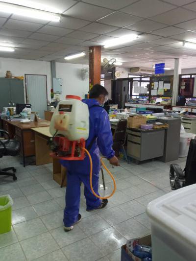 องค์การบริหารส่วนตำบลขามทะเลสอ อำเภอขามทะเลสอ ดำเนินการพ่นน้ำยาฆ่าเชื้อโรค เพื่อป้องกันการแพร่ระบาดโรคติดเชื้อไวรัสโคโรนา 2019 ณ ที่ทำการ อบต.ขามทะเลสอ เมื่อวันที่ 2 มิถุนายน 2564 ตามโครงการ " โคราชเมืองสะอาด เก็บกวาดทั้งจังหวัด" ประจำปี 2564