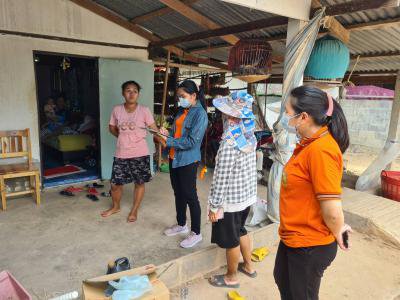 คณะทำงานขับเคลื่อนชุมชนต้นแบบ อบต.ขามทะเลสอ   ดำเนินการลงพื้นที่เคาะประตูบ้านกลุ่มเป้าหมาย คุ้มป่าไผ่ จำนวน 16 ครัวเรือน