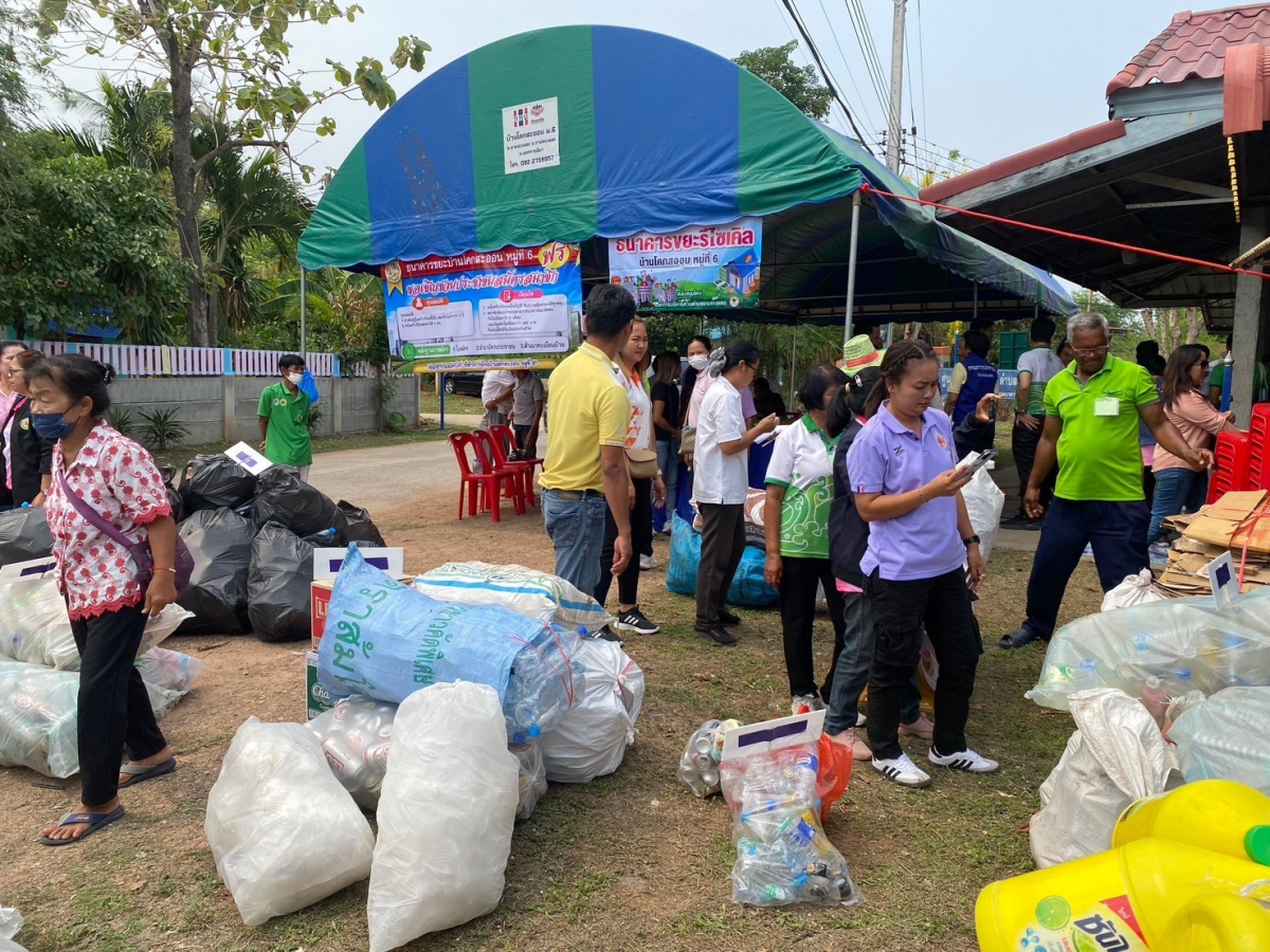 อบต.ขามทะเลสอ ดำเนินกิจกรรมประชาสัมพันธ์ MOI Waste  Bank Week มหาดไทยปักธงประกาศความสำเร็จ 1 องค์กรปกครองส่วนท้องถิ่น 1 ธนาคารขยะ โดยมีการ Kick off การขับเคลื่อนธนาคารขยะ (Recyclable Waste Bank) ณ ศาลากลางบ้านโคกสะออน หมู่ที่ 6