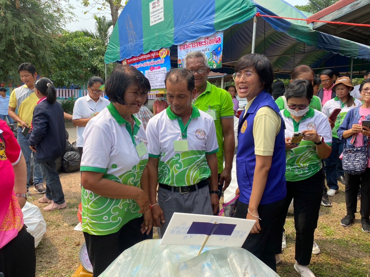 อบต.ขามทะเลสอ ดำเนินกิจกรรมประชาสัมพันธ์ MOI Waste  Bank Week มหาดไทยปักธงประกาศความสำเร็จ 1 องค์กรปกครองส่วนท้องถิ่น 1 ธนาคารขยะ โดยมีการ Kick off การขับเคลื่อนธนาคารขยะ (Recyclable Waste Bank) ณ ศาลากลางบ้านโคกสะออน หมู่ที่ 6