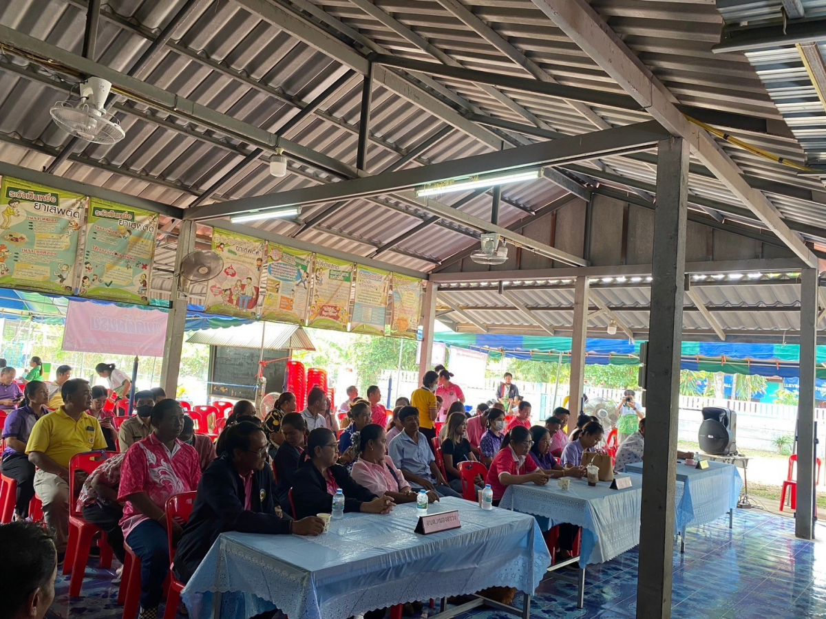 อบต.ขามทะเลสอ ดำเนินกิจกรรมประชาสัมพันธ์ MOI Waste  Bank Week มหาดไทยปักธงประกาศความสำเร็จ 1 องค์กรปกครองส่วนท้องถิ่น 1 ธนาคารขยะ โดยมีการ Kick off การขับเคลื่อนธนาคารขยะ (Recyclable Waste Bank) ณ ศาลากลางบ้านโคกสะออน หมู่ที่ 6
