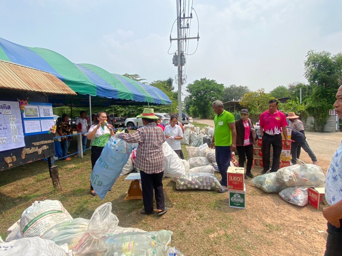 อบต.ขามทะเลสอ ดำเนินกิจกรรมประชาสัมพันธ์ MOI Waste  Bank Week มหาดไทยปักธงประกาศความสำเร็จ 1 องค์กรปกครองส่วนท้องถิ่น 1 ธนาคารขยะ โดยมีการ Kick off การขับเคลื่อนธนาคารขยะ (Recyclable Waste Bank) ณ ศาลากลางบ้านโคกสะออน หมู่ที่ 6